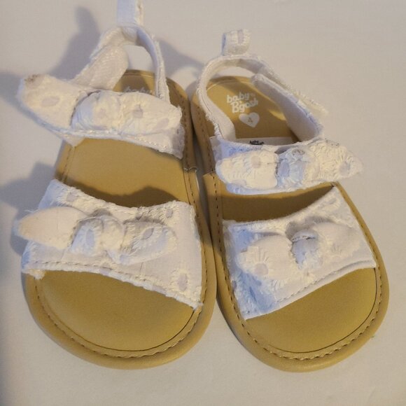 CARTER'S BABY B'GOSH ADORABLE WHITE EYELET SANDALS SIZE 4 ( 9 to 12onths) - Picture 1 of 6